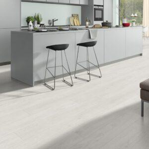 138007-kaindl-classic-touch-laminat-eiche-brooklyn-ruhig-1-2-38461-klasse-32-ac4-landhausdiele-06_1920x1920