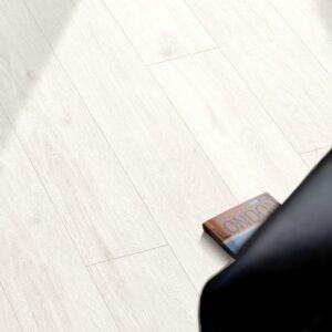 138007-kaindl-classic-touch-laminat-eiche-brooklyn-ruhig-1-2-38461-klasse-32-ac4-landhausdiele_1920x1920