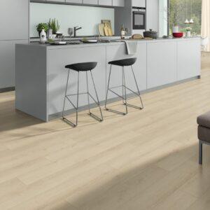 138009-kaindl-classic-touch-laminat-eiche-evoke-crystal-lebhaft-2-3-k4423-klasse-32-ac4-landhausdiele-07_1920x1920