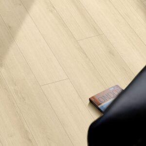 138009-kaindl-classic-touch-laminat-eiche-evoke-crystal-lebhaft-2-3-k4423-klasse-32-ac4-landhausdiele_1920x1920