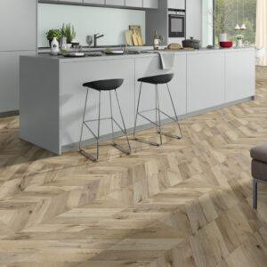 138035-kaindl-natural-touch-laminat-eiche-fortress-rochesta-wild-4-6-k4378-klasse-32-ac4-fischgraet-05_1920x1920